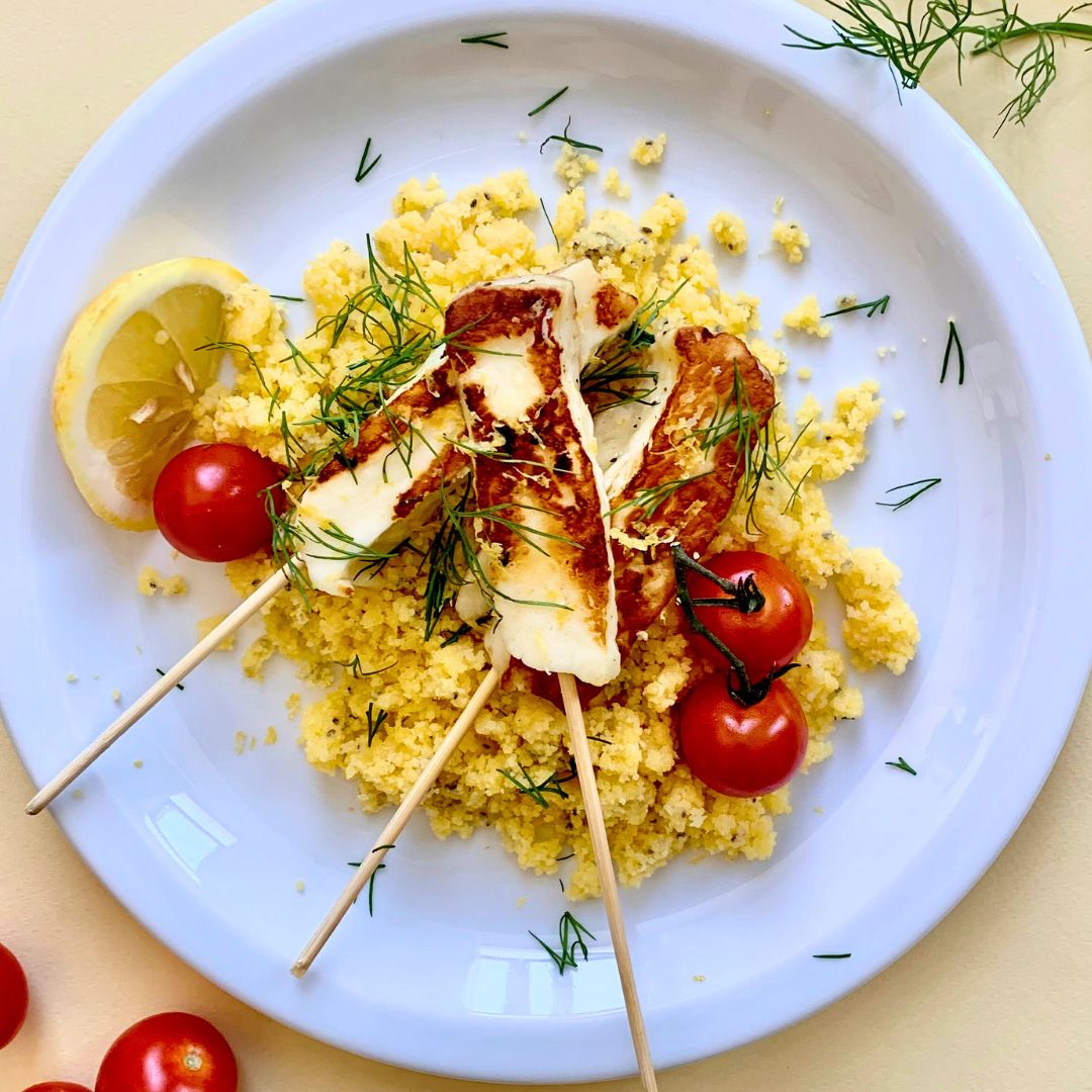 Halloumi grillé et couscous de maïs citronné