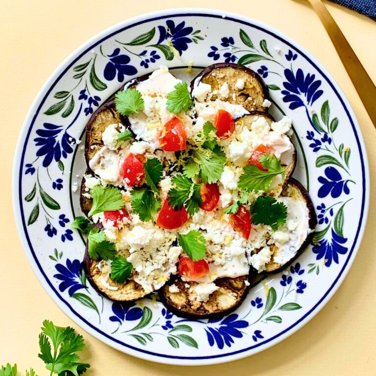 Lire la suite à propos de l’article Aubergines grillées, feta et sauce au cumin