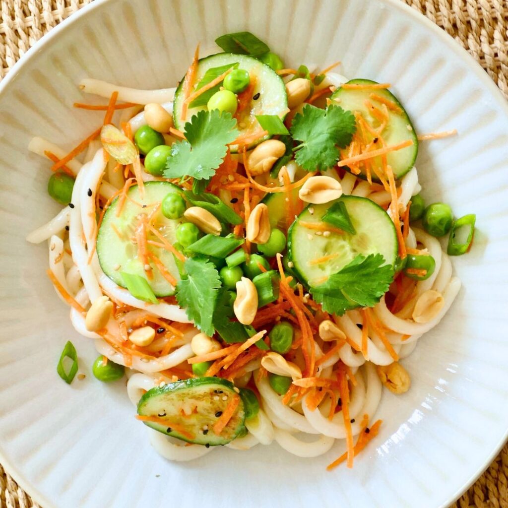 Nouilles udon aux légumes d'été, sauce satay