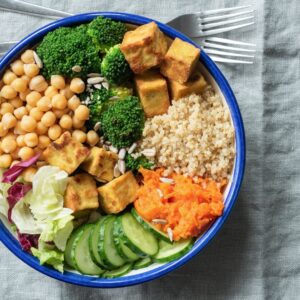 Lire la suite à propos de l’article Buddha Bowl au quinoa, tofu frit et légumes croquants