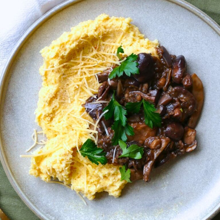 Mijoté de champignons au vin rouge & polenta crémeuse