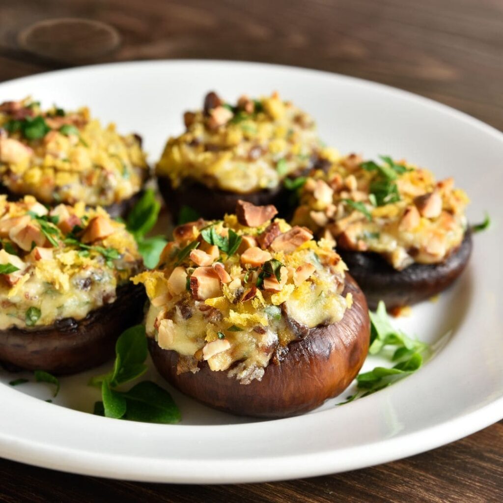 Portobellos farcis au poireau fondant, champignons & feta