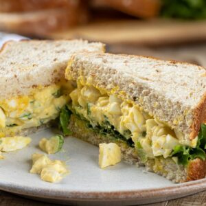 Sandwich à la salade d’œufs crémeuse