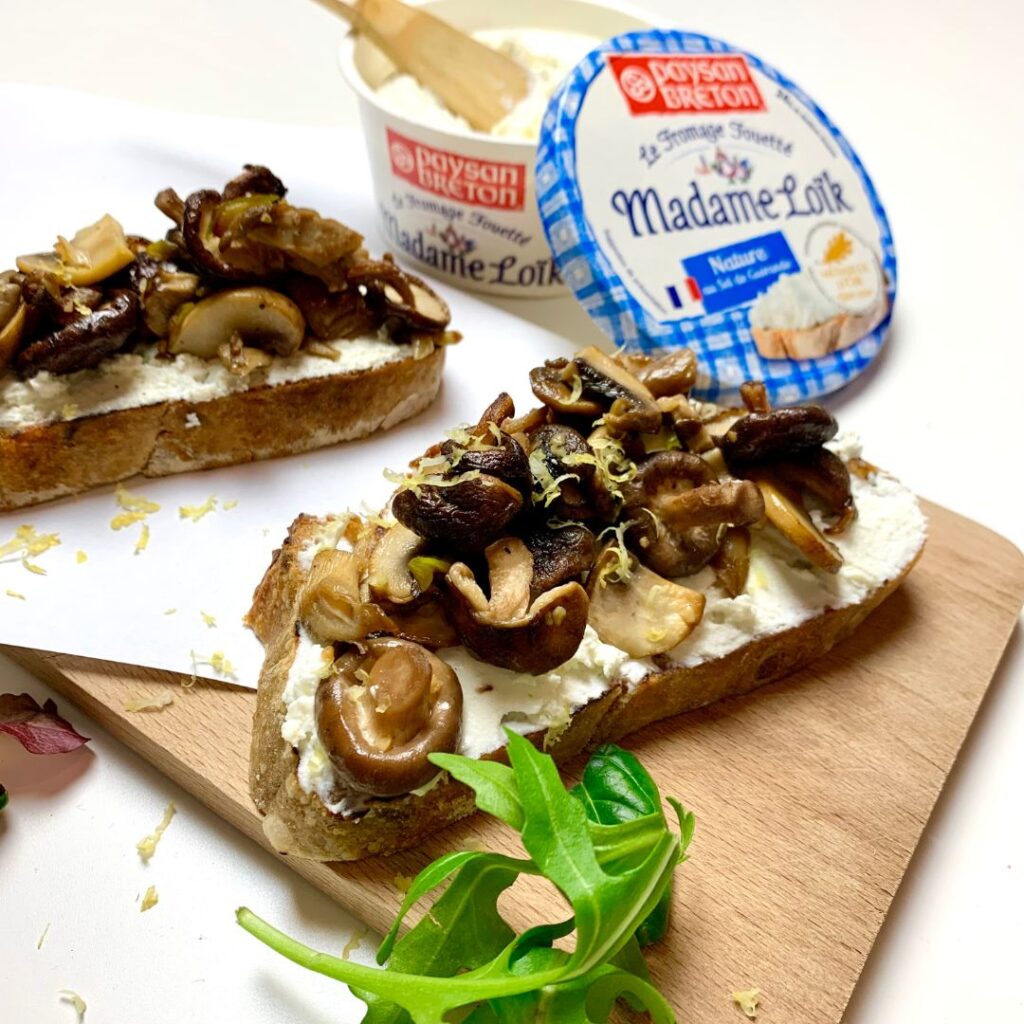 Tartine au fromage frais & champignons sautées
