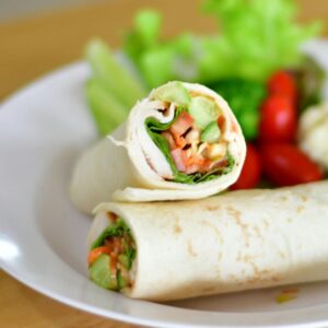 Wrap végétarien au houmous et crudités