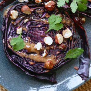 Lire la suite à propos de l’article Chou rouge rôti, sauce noisette