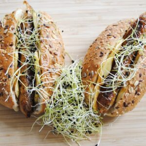 Lire la suite à propos de l’article Hot dog de chipolatas vege, mayo au tamari & pommes caramélisées