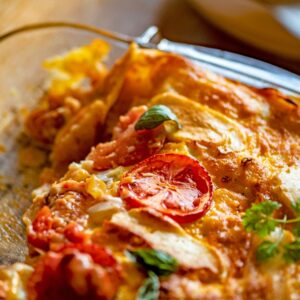Lire la suite à propos de l’article Lasagnes végétariennes express avec ricotta au pesto rouge, fromage & tomates cerises