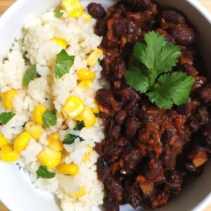 Lire la suite à propos de l’article Riz au maïs & mijoté d’haricots rouges & tomate épicé
