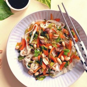 Lire la suite à propos de l’article Nouilles de riz sautées aux légumes, sauce beurre de cacahuètes