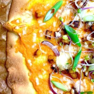 Lire la suite à propos de l’article Pizza à la purée de carotte, butternut rôti & fromage de chèvre