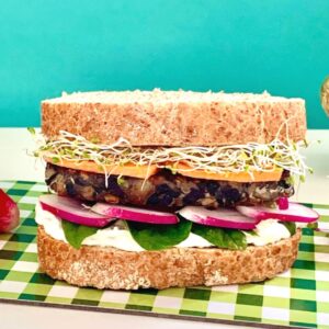 Lire la suite à propos de l’article Sandwich de tempeh, tzaziki & crudités