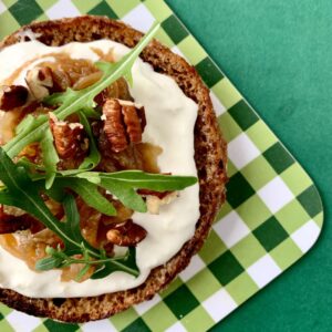 Lire la suite à propos de l’article Toast à la stracciatella & oignons caramélisés